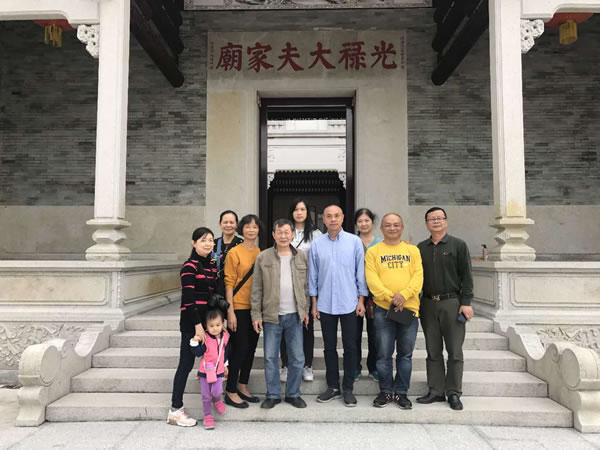 冯显东一行在家庙前合影